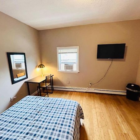 Nice Room Near Whole Foods, Brown University With Shared Bathroom And Kitchen Providence Exterior photo